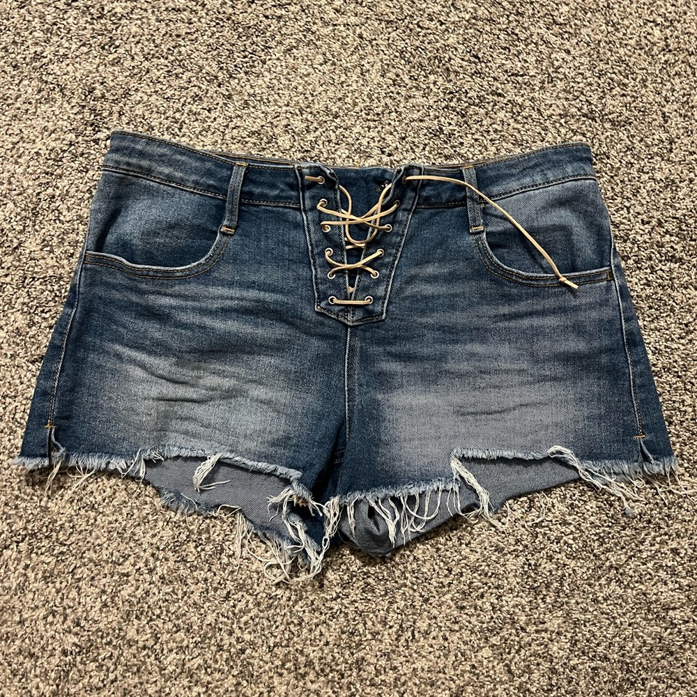 Button shorts with string